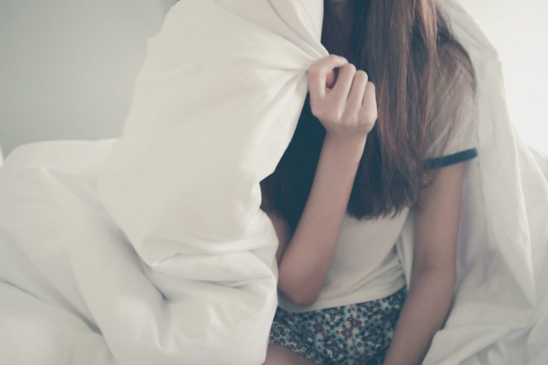 bed-blanket-female-girl-450056